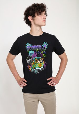 Czarny bawełniany t-shirt z kolorowym nadrukiem postaci i vana z "Scooby-Doo", z wyraźnym tekstem i żywymi detalami.
