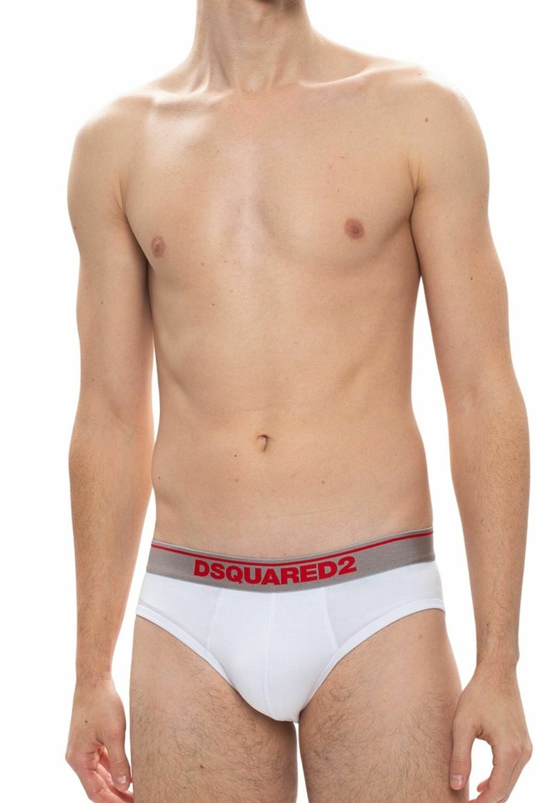 Slip bianchi con una cintura grigia che presenta il logo rosso "DSQUARED2", realizzati in morbido cotone, con una forma aderente e senza motivi.