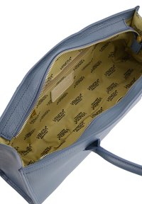 Helleblaue Lederhandtasche mit strukturiertem Äußeren, goldener Reißverschluss und einem Innenraum mit gelbem Futter, das mit "VENETIA" bedruckt ist.