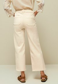 Next CROPPED WIDE LEG TALL - Vaqueros a campana - off white