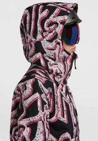 Skijas met een zwarte stof en een gedurfde roze en witte abstracte patroon. Met capuchon ontwerp met verstelbare koord en ritszakken.