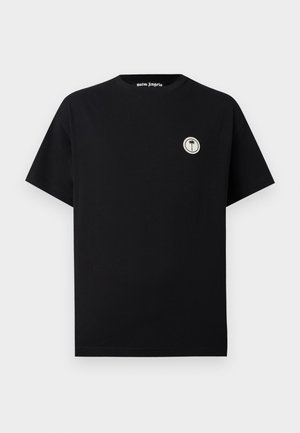 Čierne tričko s krátkym rukávom, okrúhlym výstrihom a malou bielou okrúhlou náplasťou s čiernou palmou na ľavej strane hrude.