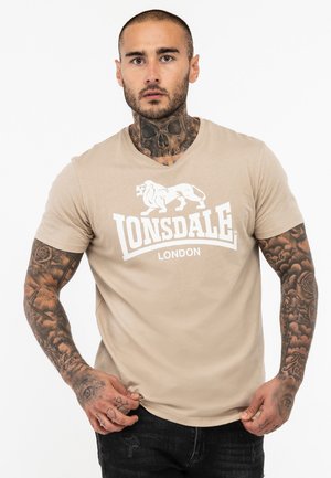 Lonsdale NORMALE PASSFORM ST ERNEY - Majica kratkih rukava s printom - sand white