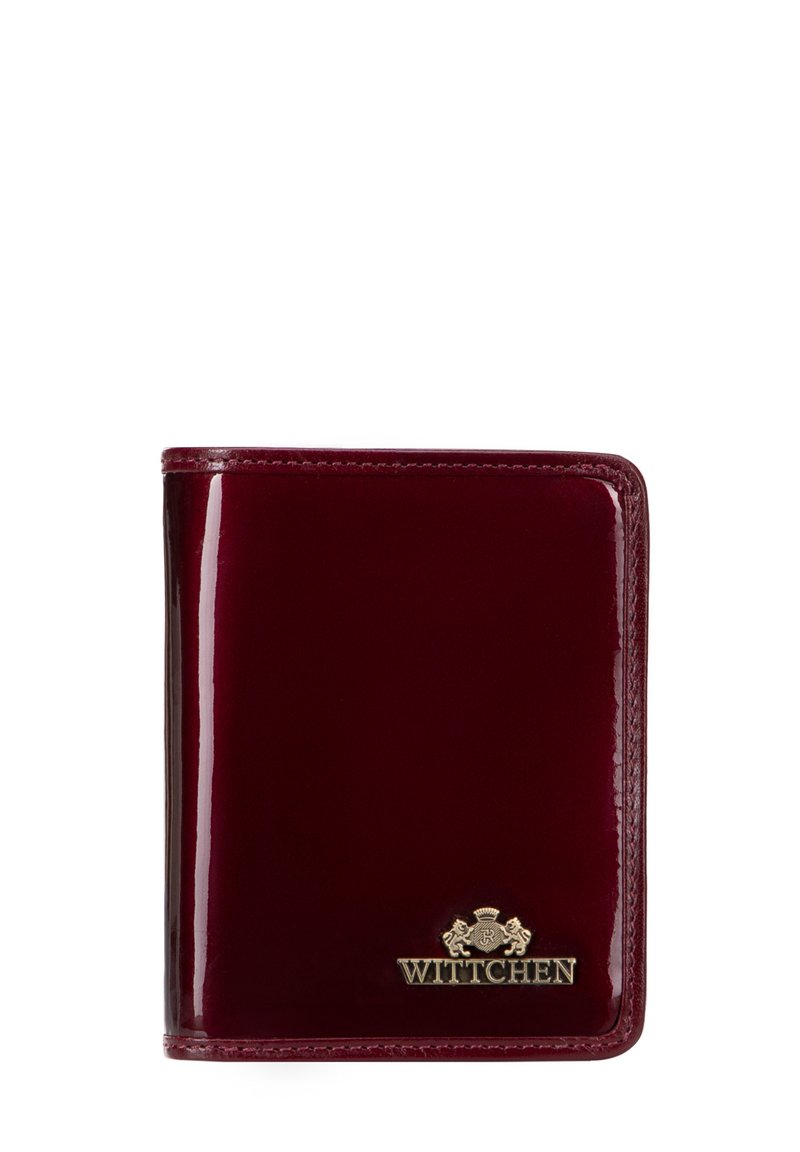 Bordeaux gepatenteerd leren portemonnee met een glanzende afwerking, met een logo-plaatje aan de onderkant en nette stiksels langs de randen. Compact rechthoekig formaat.