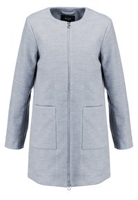 Cappotto grigio chiaro realizzato in tessuto morbido, con scollo rotondo, zip frontale e due tasche laterali; taglio dritto con maniche lunghe.