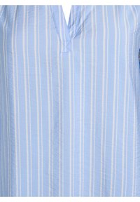 Vaaleansininen pusero, jossa on pystysuoria valkoisia raitoja, V-pääntie ja kevyt, tekstuuri.Java materiaali. Design on yksinkertainen ja rento.