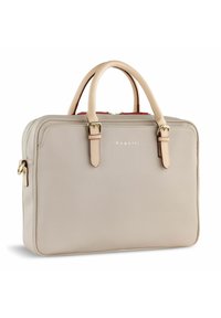 Bolso de mano de cuero beige con una textura suave, doble asa superior, herrajes en tono dorado y cierre de cremallera. Nombre de la marca "bugatti" grabado en la parte frontal.