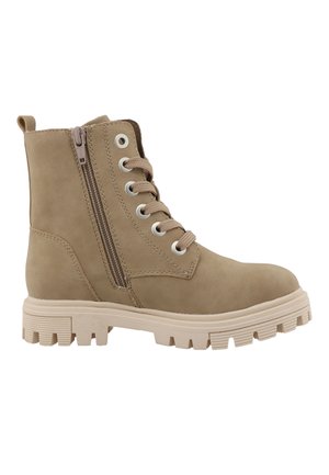 Stivaletto beige in camoscio con suola spessa carrarmato, lacci frontali, occhielli in metallo, cerniera laterale e linguetta posteriore.