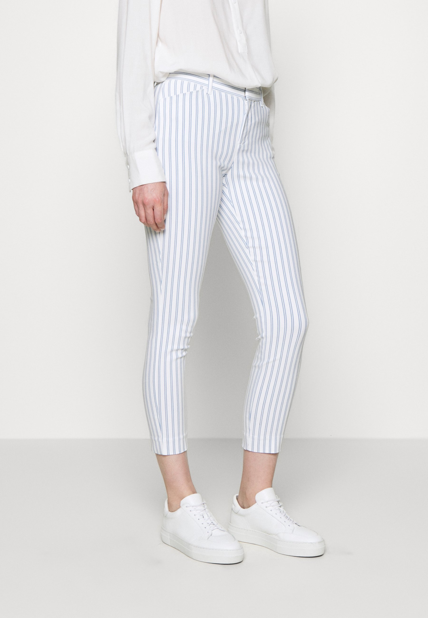 GAP V SKINNY ANKLE BISTRETCH Bukse blue Zalando.no GAP GIRLFRIEND UTILITY Bukse rusty Zalando.no