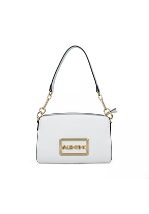 Borsa a tracolla in pelle bianca con forma rettangolare, con accessori in oro e una tracolla nera. Presenta un logo prominente sulla parte anteriore.