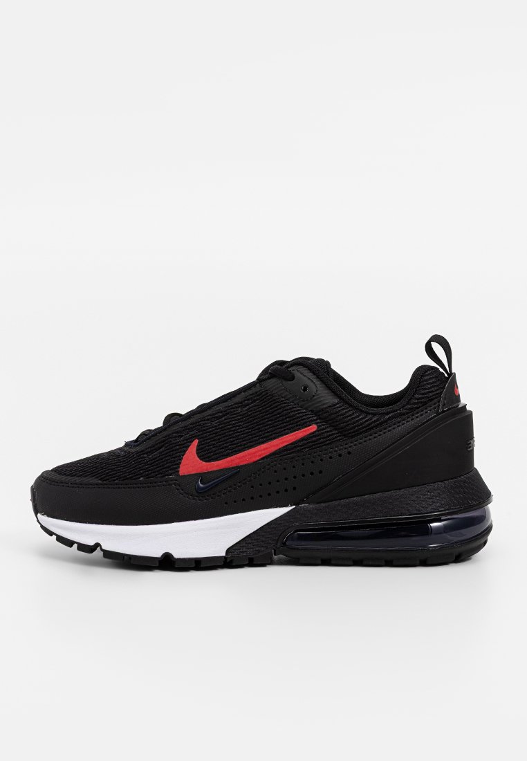 Sneaker nera con tomaia testurizzata traspirante, logo Nike rosso, suola intermedia bianca e cuscino d'aria visibile nella suola nera.