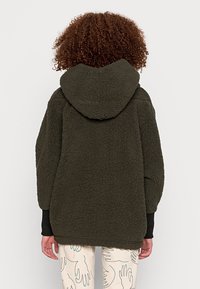 Noisy May Kort kappa / rock - dark green