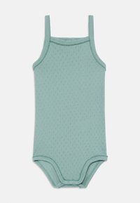 Body verde chiaro con spalline sottili, tessuto morbido a trama diamantata e chiusura a scatto sul fondo per una facile vestibilità.