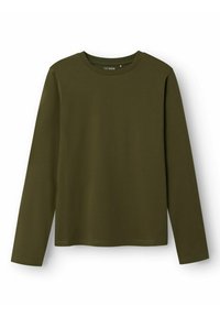 Õlavarre pikkuses oliiviroheline shirt, mis on valmistatud siledast kangast; sellel on ümar kaelus ja mugav lõige, millel on lihtne ja kaunistamata disain.