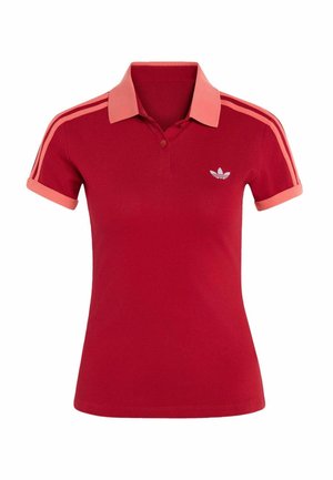 Czerwona koszulka polo z krótkim rękawem, koralowym kołnierzykiem i mankietami, koralowymi paskami na ramionach oraz białym logo Adidas trefoil na piersi.