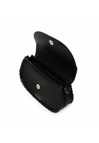 Borsa a tracolla nera in pelle con dettagli intrecciati lungo i bordi. Presenta un pattina anteriore con chiusura a scatto dorato e due scomparti interni.