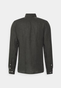 Camisa de lino gris oscuro con mangas largas, cuello abotonado y dobladillo redondeado. Presenta puños con botones y un ajuste relajado.