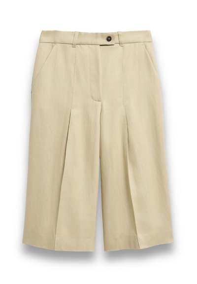 Μπεζ σορτς μήκους μέχρι το γόνατο, με πιέτες μπροστά, πλαϊνές τσέπες, θηλιές για ζώνη και κλεισίματος με ένα σκούρο κουμπί στη μέση.