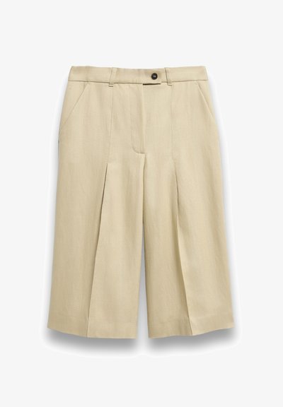 Μπεζ σορτς μήκους μέχρι το γόνατο, με πιέτες μπροστά, πλαϊνές τσέπες, θηλιές για ζώνη και κλεισίματος με ένα σκούρο κουμπί στη μέση.