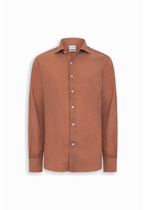 Męska koszula z długim rękawem zapinana na guziki w kolorze rudym z klasycznym kołnierzem i białymi guzikami, wykonana z gładkiej tkaniny.