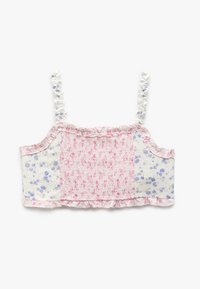 Top corto floral con diseño de parches en tonos rosa, blanco y azul. Bordes con volantes en los tirantes y el dobladillo. Tela ligera y texturizada.