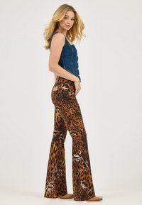Wrangler WRANGLER X LAINEY WILSON BELL BOTTOM - Bootcut-farkut - leopard