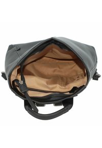 Schwarze Lederhandtasche mit einem Reißverschluss, innen mit einem tanfarbenen Stoff ausgestattet. Enthält Innenfächer und zwei Griffe zum Tragen.