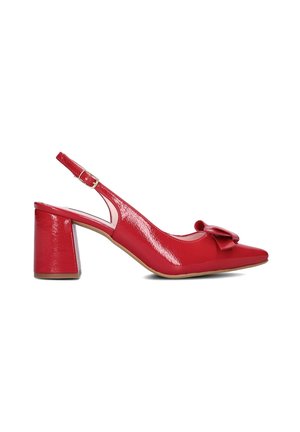Escarpin en cuir verni rouge avec un bout pointu, un détail de nœud décoratif et un talon épais. Sangle à boucle à la cheville.