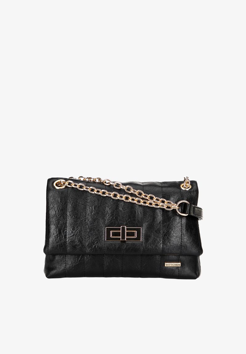 Bolso de mano de cuero negro con textura acolchada, correa de cadena dorada y forma rectangular estructurada. Presenta un cierre decorativo y el logotipo de la marca.