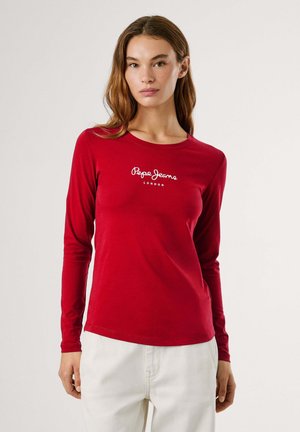 Rode longsleeve t-shirt van zacht materiaal met een ronde halslijn en een wit "Pepe Jeans London" logo op de borst gedrukt.