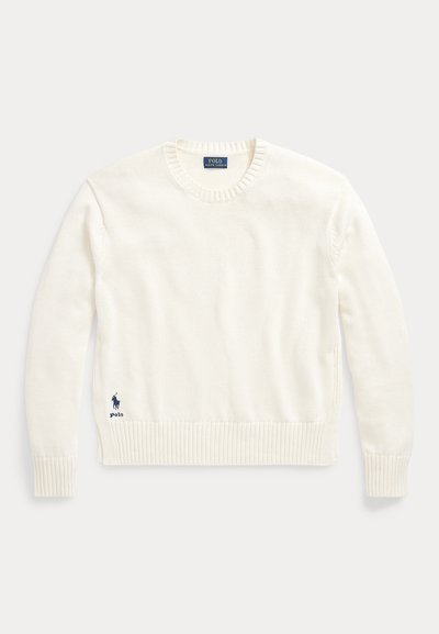 Baltas medvilninis megztinis su ribbiniu apvaliu kaklu ir rankogaliais, ant apatinės kairės pusės mažas mėlynas logotipas. Švelni tekstūra, standartinio silueto.