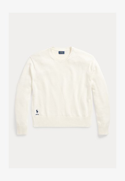 Baltas medvilninis megztinis su ribbiniu apvaliu kaklu ir rankogaliais, ant apatinės kairės pusės mažas mėlynas logotipas. Švelni tekstūra, standartinio silueto.