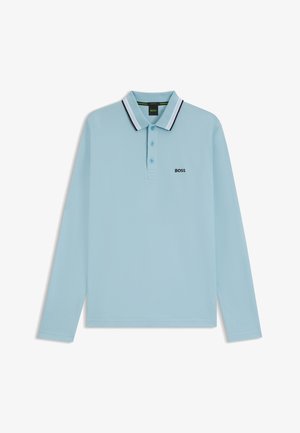 Világoskék, hosszú ujjú póló ing gombos felvarrással, csíkos gallérral és fekete "BOSS" logóval a mellkasán.