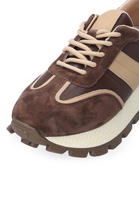 Braune Wildledersneaker mit einem hellbraunen Lederobermaterial, einer cremefarbenen Zwischensohle und einer strukturierten Gummisohle mit schnürbarem Vorderteil.