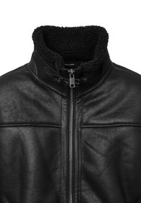 Veste en cuir noir avec une finition texturée, dotée d'un col montant doublé de polaire noire, d'une fermeture éclair à l'avant et de détails de couture discrets.