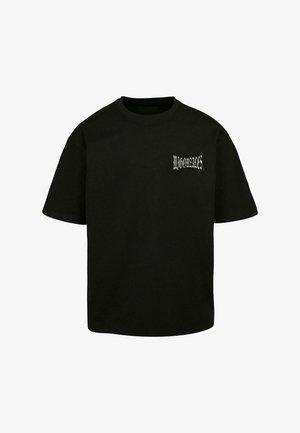 Melnas kokvilnas T-krekls ar īsām piedurknēm, ar baltu grafisko tekstu kreisajā krūšu daļā un apaļu kakla izgriezumu.