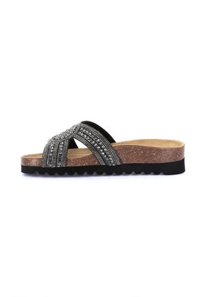 Sandaletto nero con suola piattaforma in sughero e cinturini incrociati decorati con strass e perline argento.