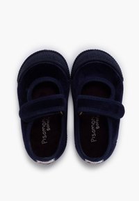 Zapatos Mary Jane de ante color azul marino con una correa de velcro, punta redondeada y suela de goma texturizada. El interior presenta un suave forro de tela.