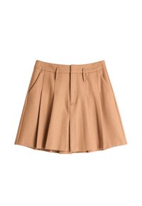 Beige, plissert skjørt laget av mykt stoff med midjebånd og to sidelommer; har en skreddersydd design og rene linjer.