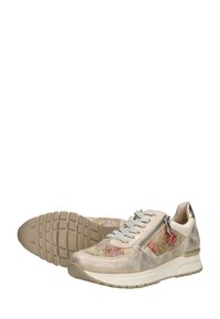 Sneakers met een gestructureerde, metallic zilveren bovenkant. Voorzien van een zijrits, lichtgekleurde veters en een gemusterde accent. Dikke rubberen zool.