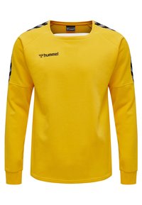 Gul langærmet sweatshirt med rund hals, prydet med sort og hvid chevron-striber på skuldrene og et lille logo på brystet.