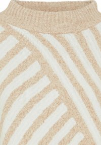 Cremfarbener Pullover mit geripptem Kragen, der diagonale Streifen in hellbeige aufweist. Der Stoff hat eine weiche, strukturierte Oberfläche.