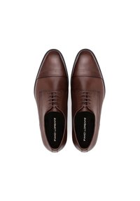 Brązowe skórzane buty o eleganckim wyglądzie, zaokrąglonym nosku i sznurowanej konstrukcji. Gładka faktura z kontrastującymi detalami w szwie.