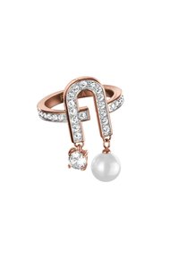Anello in oro rosa a forma di lettera stilizzata con strass trasparenti. Presenta un ciondolo con una pietra trasparente pendente e una perla bianca.