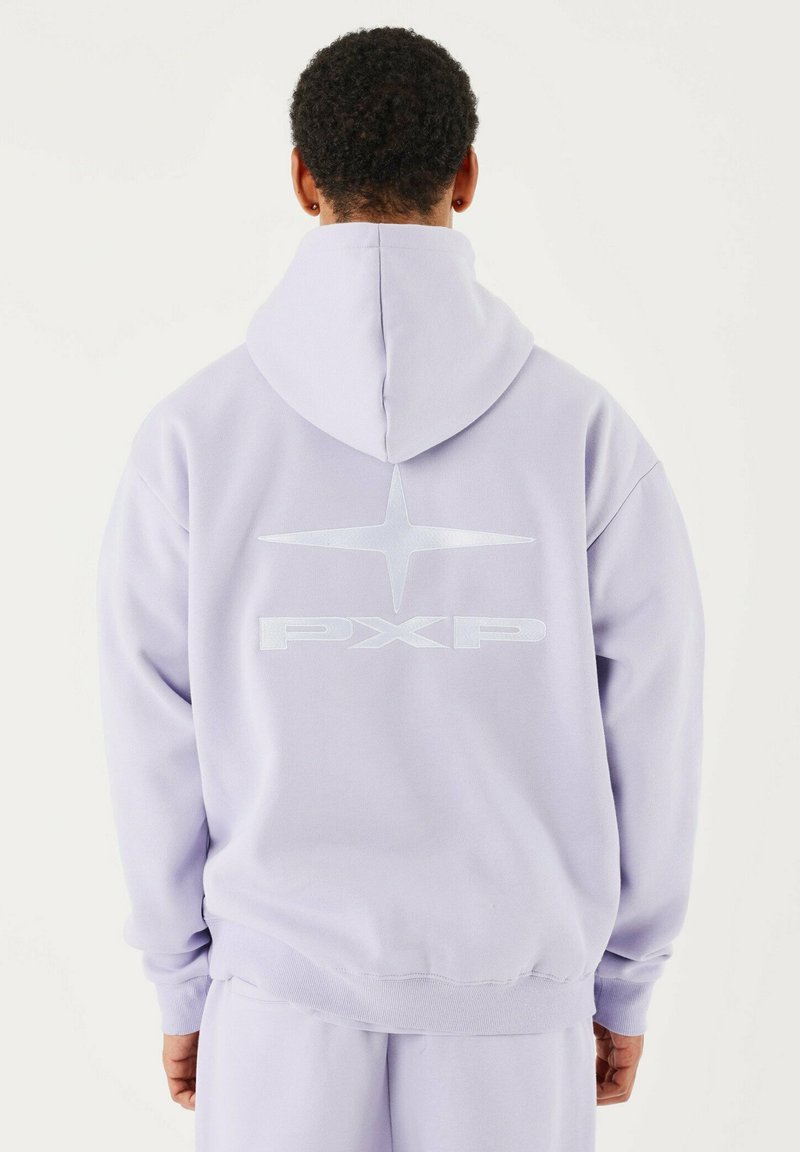 Sweat-shirt à capuche violet en tissu doux, avec un grand logo réfléchissant "PXP" et un design d'étoile au dos.