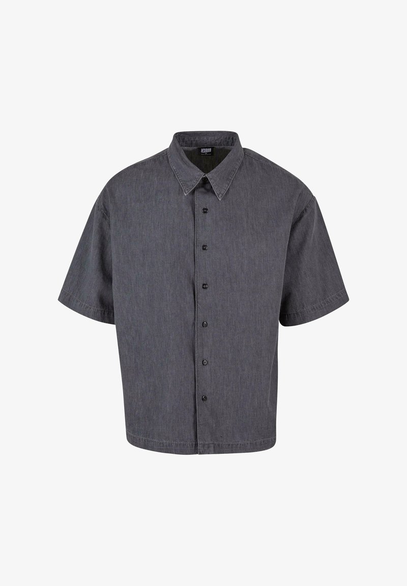 Lühikeste varrukatega nööbiga särk tumashallidest kangast. Omab laia krae, musti nuppe ja kubatuuri silueti koos sirge hemiga.