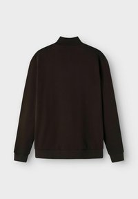 Czarny sweter z wysokim kołnierzem, długimi rękawami i prążkowanymi mankietami. Wykonany z miękkiego materiału o gładkiej fakturze. Minimalistyczny design.