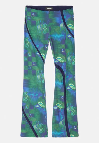 Kelnaitės pagamintos iš daugiaspalvės tamprios medžiagos, turinčios žalių ir mėlynų raštų su geometrinėmis formomis ir tamsiai mėlynomis akcentomis šonuose.