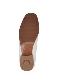 Chaussure en cuir blanc avec une finition lisse, semelle en caoutchouc marron dotée d'une texture antidérapante, et un accent rouge au talon avec le logo de la marque embossé.