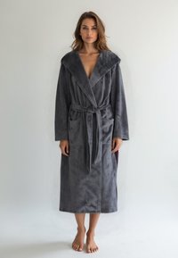 Grauem Morgenmantel aus weichem, plüschigem Material mit Schalkragen, gebundenem Gürtel und zwei vorderen Taschen; knielang mit langen Ärmeln.
